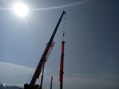 彬長生產(chǎn)服務(wù)中心二期廠房項目首根鋼柱實現(xiàn)成功吊裝