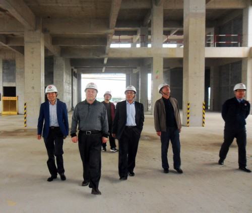 陜煤集團(tuán)總經(jīng)理助理、建設(shè)集團(tuán)聯(lián)合黨委書記、董事長寧興剛“雙節(jié)”期間深入澄合分公司中科遙感工地慰問施工一線的干部職工