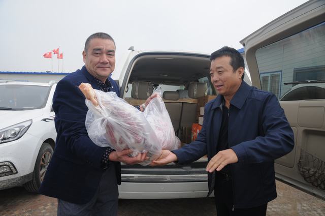 掘進公司黨政領(lǐng)導(dǎo)節(jié)日慰問一線員工