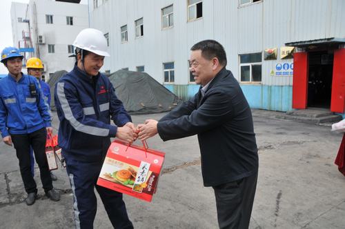 陜煤集團(tuán)總經(jīng)理助理、建設(shè)集團(tuán)聯(lián)合黨委書記、董事長寧興剛一行節(jié)日期間深入洗選煤運營公司基層慰問一線員工