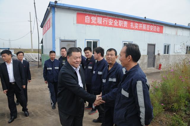 陜煤集團(tuán)總經(jīng)理助理、建設(shè)集團(tuán)聯(lián)合黨委書記、董事長寧興剛一行深入掘進(jìn)公司紅柳林項目部走訪慰問