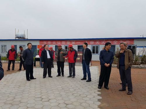 陜煤集團總經(jīng)理助理、建設(shè)集團聯(lián)合黨委書記、董事長寧興剛一行蒞臨韓城分公司榆北煤業(yè)公司小保當(dāng)?shù)V施工現(xiàn)場和大家一起過中秋