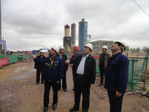 陜煤集團總經(jīng)理助理、建設(shè)集團聯(lián)合黨委書記、董事長寧興剛一行中秋節(jié)深入曹家灘項目工地視察慰問