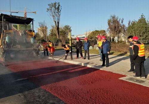 追趕超越，完成彩色路面工程，實(shí)現(xiàn)第一階段目標(biāo)