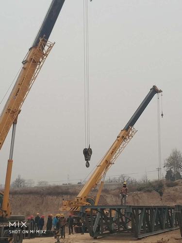 銅煤公司承建的年產(chǎn)30萬噸鋁鎂合金項(xiàng)目氧化鋁1#2#倉(cāng)庫(kù)順利完成鋼桁架吊裝