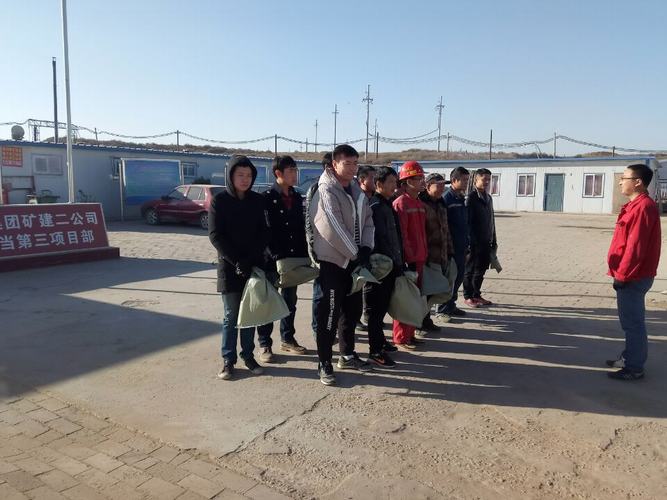 礦建二公司小保當(dāng)?shù)谌椖坎块_展撿垃圾環(huán)?；顒?></div>
                                <div   id=