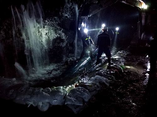 礦建二公司紅柳林項(xiàng)目部治理涌水紀(jì)實(shí)