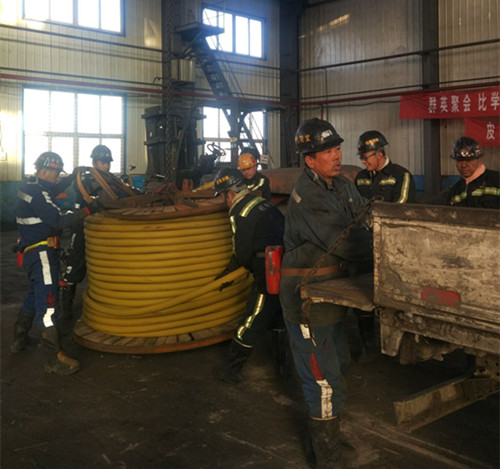 機(jī)電安裝公司檸條塔項(xiàng)目部電纜敷設(shè)進(jìn)行時