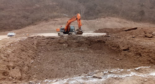 銅川分公司冶坪煤礦矸石倉、通風(fēng)機(jī)房配電室等工程順利開工