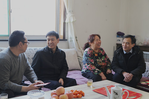 建設(shè)集團(tuán)聯(lián)合黨委副書記、紀(jì)委書記、工會(huì)主席侯本英走訪慰問(wèn)機(jī)電安裝公司困難職工