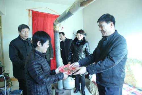  心系困難職工，情暖困難黨員