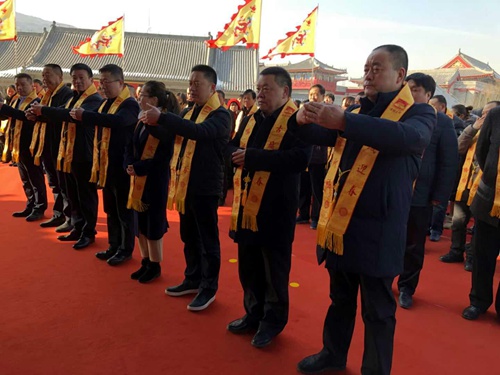 寧興剛董事長(zhǎng)一行赴潼關(guān)古城參加迎春鳴鐘祈?；顒?dòng)