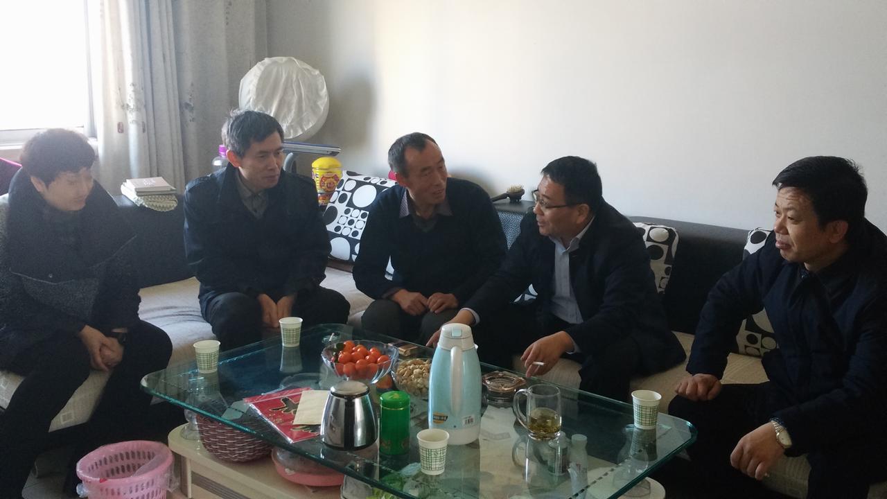 建設(shè)集團(tuán)副總經(jīng)理王明智慰問(wèn)礦建三公司困難職工