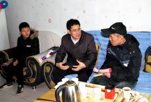 建設(shè)集團(tuán)副總經(jīng)理司正林一行慰問(wèn)銅煤公司困難職工