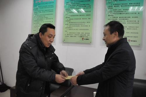 洗選煤運(yùn)營公司慰問困難職工到一線