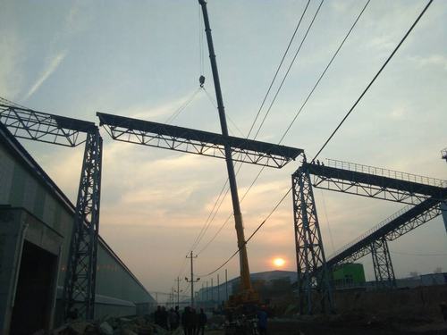 銅煤公司承建的美鑫氧化鋁1#、2#倉庫工程桁架成功實(shí)現(xiàn)合攏施工