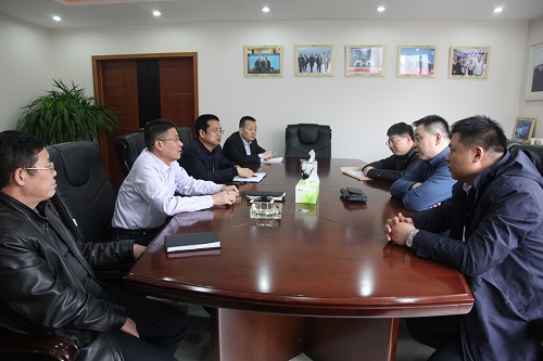 秦漢開發(fā)建設(shè)公司副總經(jīng)理?xiàng)詈幰恍衼?lái)建設(shè)集團(tuán)座談