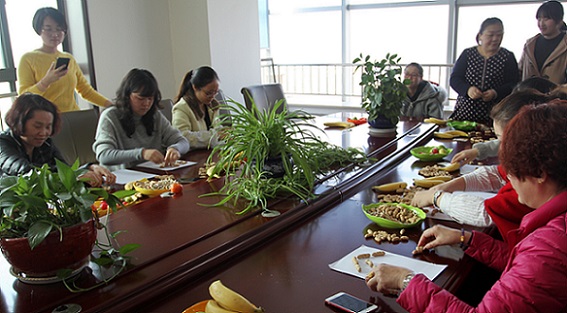 流光溢彩，情暖三?八