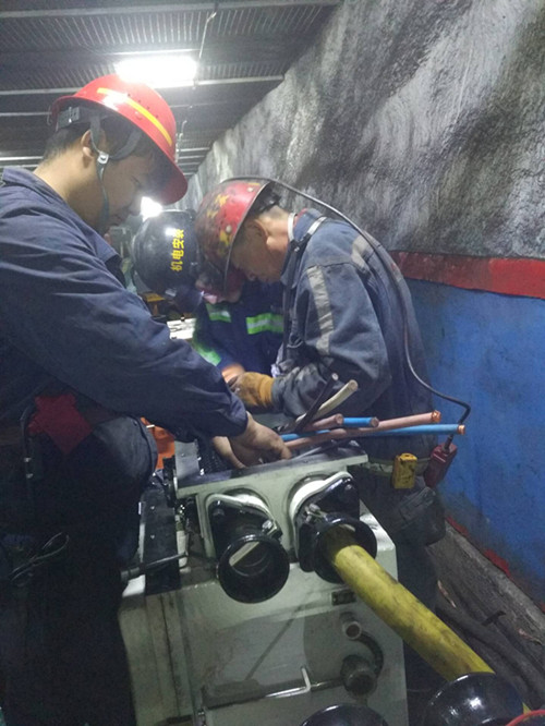 機(jī)電安裝公司檸條塔項(xiàng)目部更換下組煤變電所開關(guān)更換記