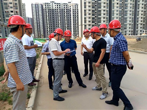 王明智深入銅煤1#、2#號小區(qū)施工現(xiàn)場檢查指導(dǎo)工作