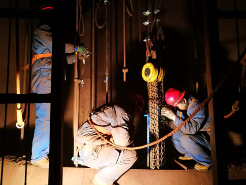 陜煤建設(shè)機(jī)電安裝公司酒鋼項(xiàng)目部“快、準(zhǔn)、穩(wěn)”調(diào)試罐籠記