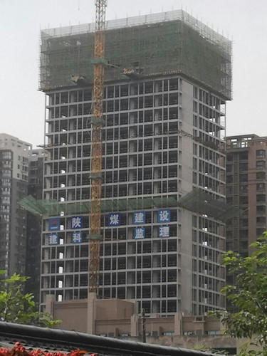 陜煤建設(shè)天工公司雅荷項(xiàng)目部奮力沖刺雅荷中央廣場1、2#樓封頂