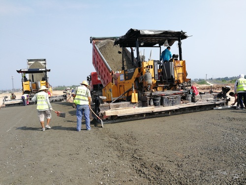 陜煤建設(shè)路橋分公司渭南大荔項(xiàng)目部開(kāi)始水穩(wěn)攤鋪工作