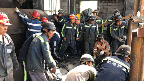 陜煤建設(shè)機電安裝公司:24小時“激戰(zhàn)”更換曹家灘1001膠帶