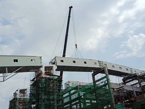 陜煤建設(shè)澄合分公司小保當預先篩分車間至主廠房鋼結(jié)構(gòu)棧橋順利吊裝成功