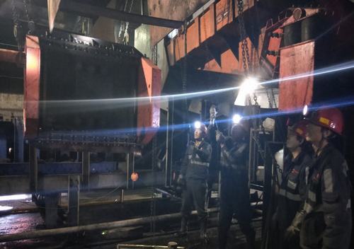 陜煤建設(shè)韓城分公司安裝第三項(xiàng)目部攻堅(jiān)克難提前完成張家峁煤礦原煤倉及產(chǎn)品倉給煤機(jī)改造工程