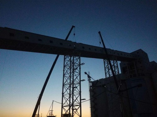 陜煤建設(shè)中煤公司:曹家灘礦業(yè)4#驅(qū)動(dòng)機(jī)房至塊煤倉(cāng)帶式輸送機(jī)棧橋鋼桁架吊裝作業(yè)圓滿結(jié)束