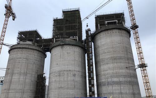 陜煤建設(shè)韓城分公司土建九項(xiàng)目部紅柳林煤礦選煤廠2號產(chǎn)品倉工程順利封頂