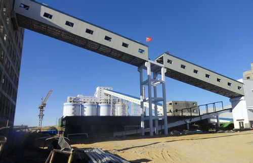 陜煤建設(shè)天工公司土建四部曹家灘選煤廠篩塊煤至主廠房帶式輸送機棧橋順利完成鋼桁架吊裝