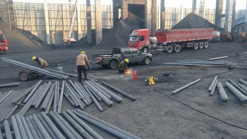 陜煤建設韓城分公司安裝六項目部年末奮力沖刺桑樹坪礦儲煤場鋼網架封閉工程受好評