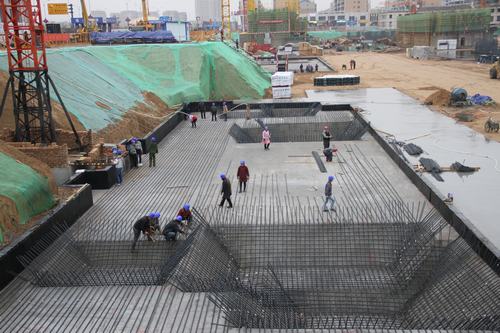 陜煤建設(shè)銅煤公司金地華府1#-8#樓項(xiàng)目雨中“會(huì)戰(zhàn)”熱度不降溫