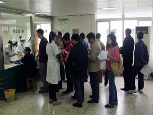 陜煤建設洗選煤運營公司小保當運營項目部開展農(nóng)民工免費體檢活動