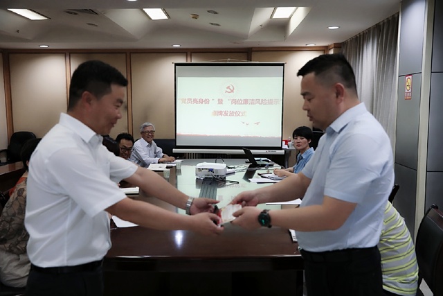 亮身份，陜煤建設(shè)路橋分公司黨員干部在行動(dòng)！