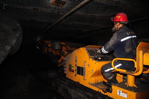 陜煤建設(shè)集團(tuán)礦建二公司冶坪項(xiàng)目部帶式輸送機(jī)大巷與3#聯(lián)絡(luò)巷實(shí)現(xiàn)安全精準(zhǔn)貫通