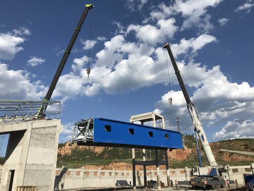 陜煤建洗選煤運(yùn)營(yíng)公司安裝第五項(xiàng)目部：棧橋鋼結(jié)構(gòu)吊裝順利完成