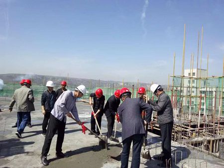 陜煤建設項目開發(fā)公司第十一項目部神木住宅小區(qū)B區(qū)26#住宅樓主體結構順利封頂