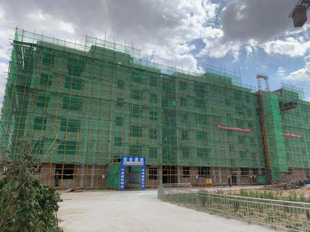 陜煤建設天工公司土建十七部承建的小保當管理及技術人員1#、2#公寓樓順利封頂