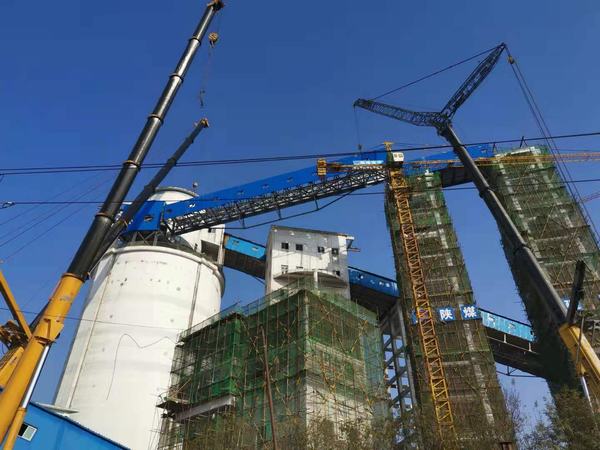 陜煤建設韓城分公司一項超規(guī)模危大工程鋼桁架一次性吊裝成功