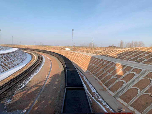 陜煤建設(shè)機(jī)電安裝公司曹家灘項(xiàng)目部創(chuàng)產(chǎn)品煤裝車新高度