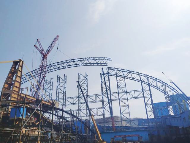 陜煤建設(shè)洗選煤運(yùn)營(yíng)公司：清水川儲(chǔ)煤場(chǎng)封閉工程第一榀28軸A、B段管桁架吊裝完成