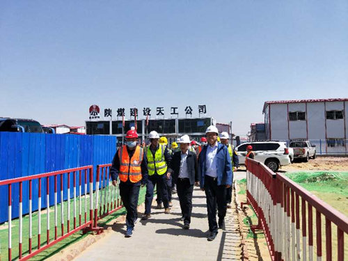 榆林化學(xué)公司董事長宋世杰蒞臨天工公司1、2#宿舍檢查指導(dǎo)工作