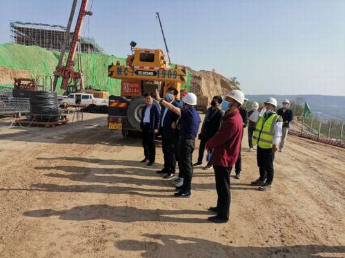 彬州市領(lǐng)導蒞臨銀西高鐵彬州站前廣場項目檢查指導工作