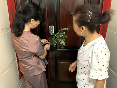 陜煤建設(shè)公司：龍灣水境小區(qū)物業(yè)開展“送艾草、迎端午”活動(dòng)