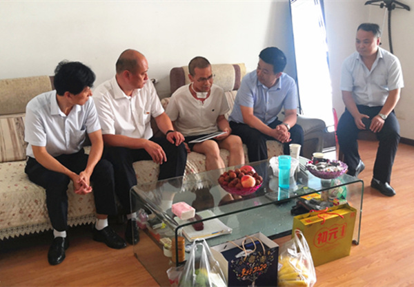 陜煤建設(shè)礦建三公司：慰問生病職工 送去關(guān)懷溫暖