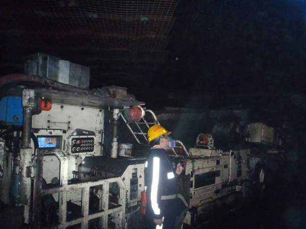 陜煤建設(shè)掘進(jìn)公司：14部系統(tǒng)！8000米運(yùn)距！鐵軍再次攻堅(jiān)克難