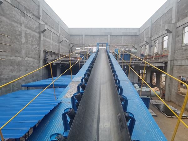 陜煤建設(shè)礦建二公司承建車村煤礦一號井主斜井膠帶輸送機成功試運轉(zhuǎn)